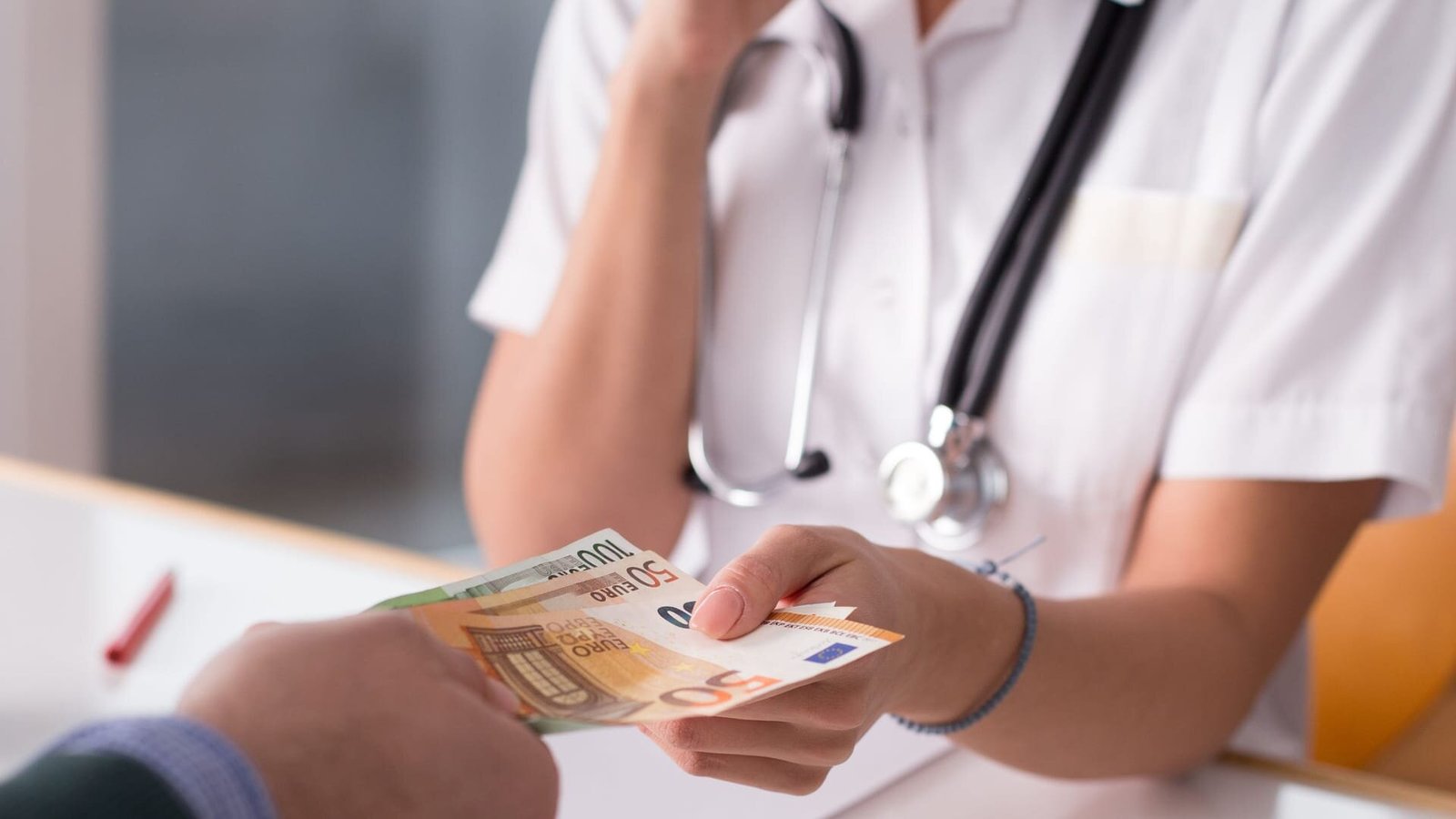 Muss ich meine Krankenkasse über den Wechsel informieren?